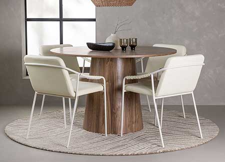 chaise salle à manger design et table en bois ronde